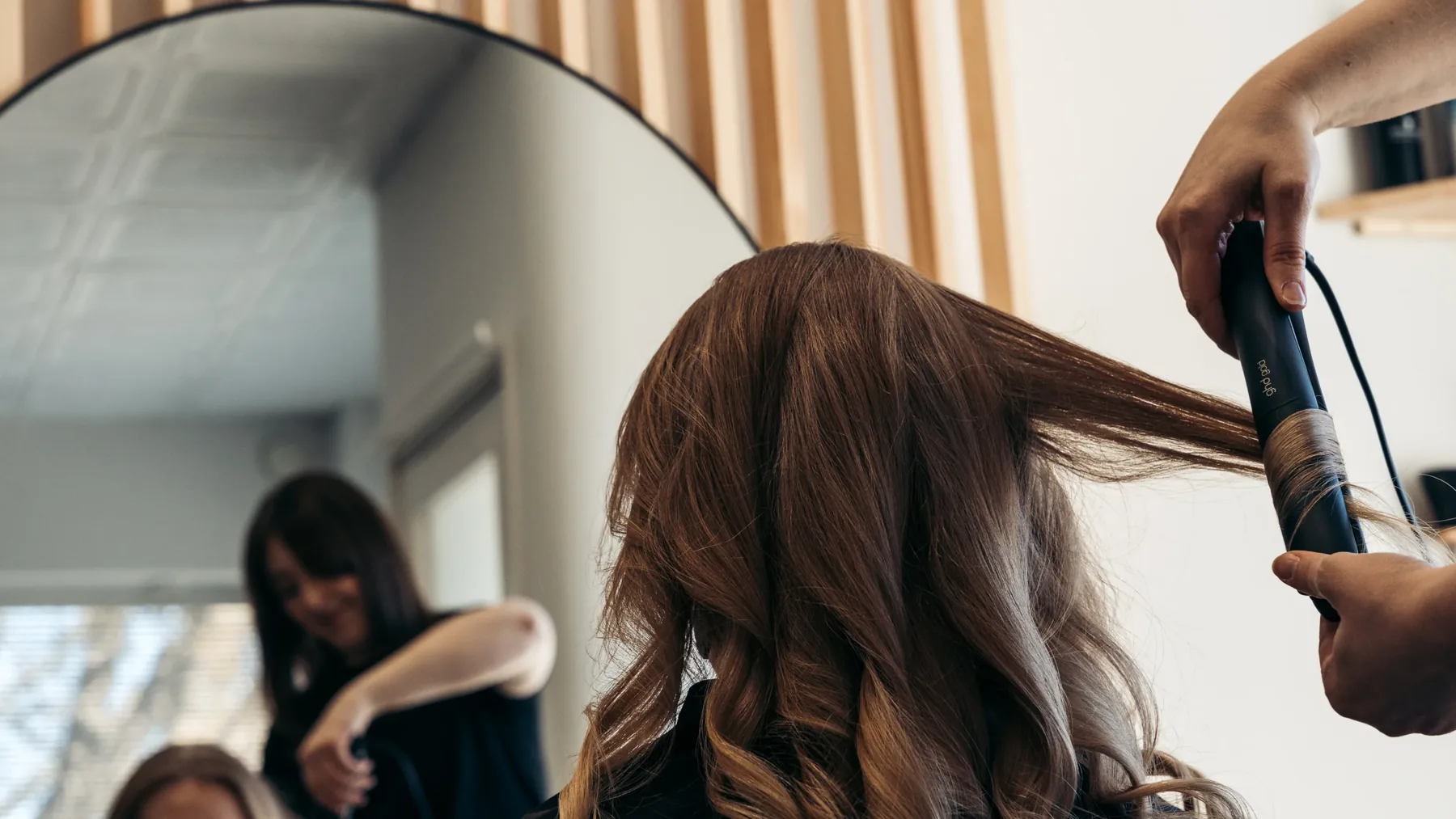 Valmistuva kampaus ja kiharat