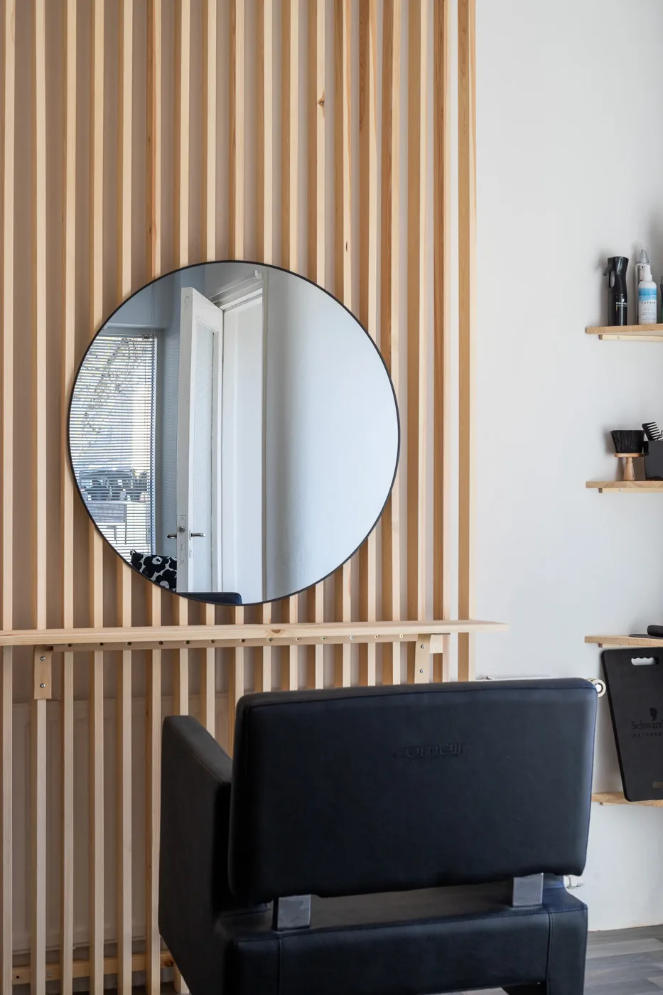 Studio BF:n peili ja kampaamotuoli