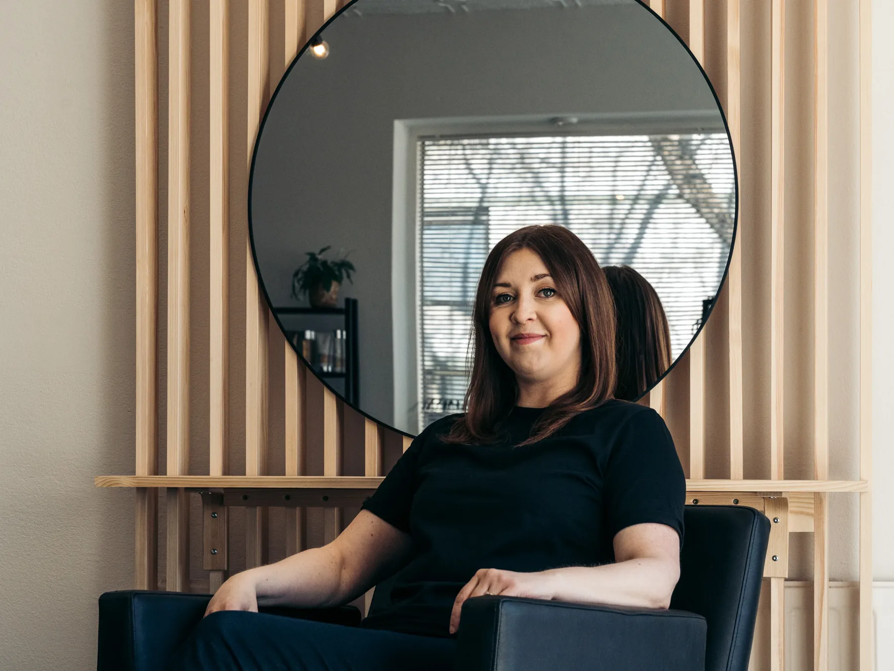 Pirre Forsman Studio BF:n salonkituolissa