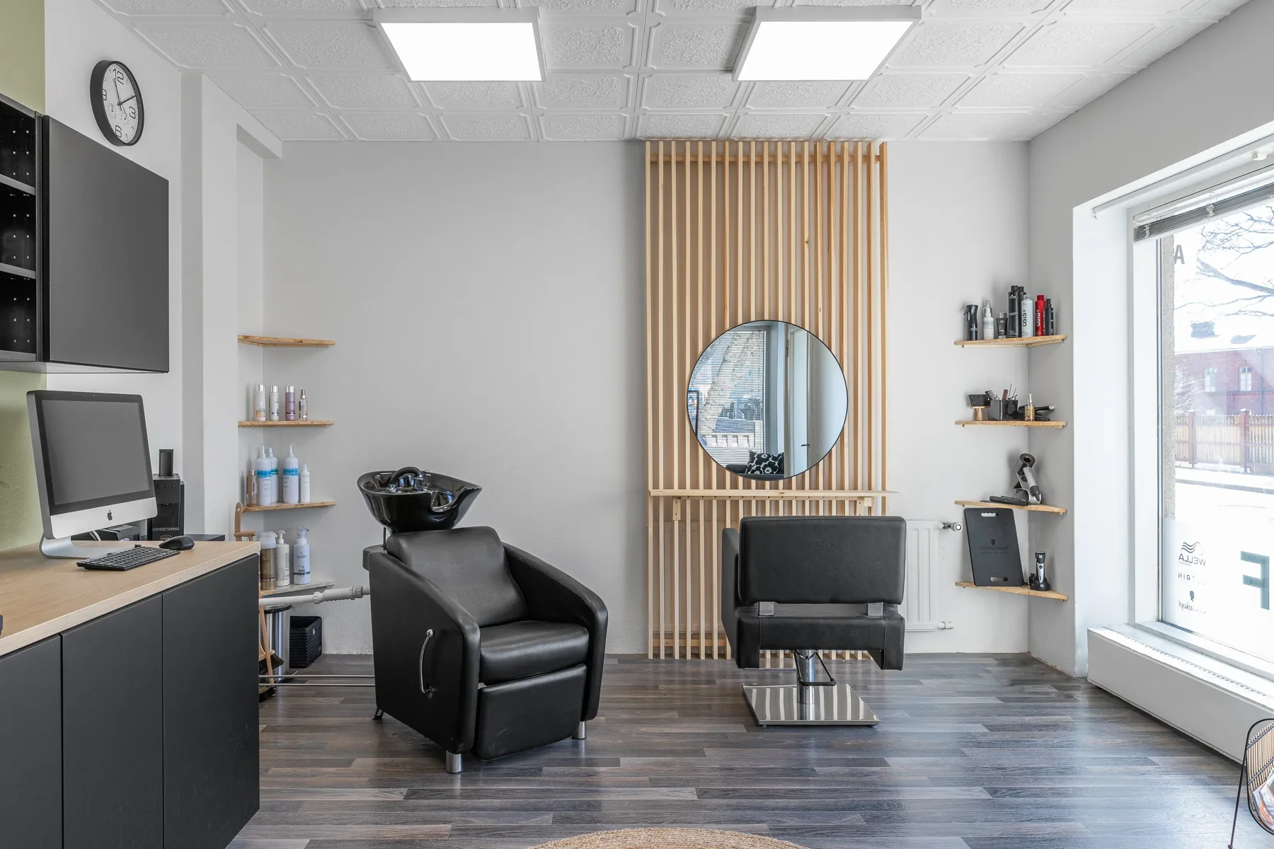 Studio BF:n kampaamotuoli ja pesupaikka