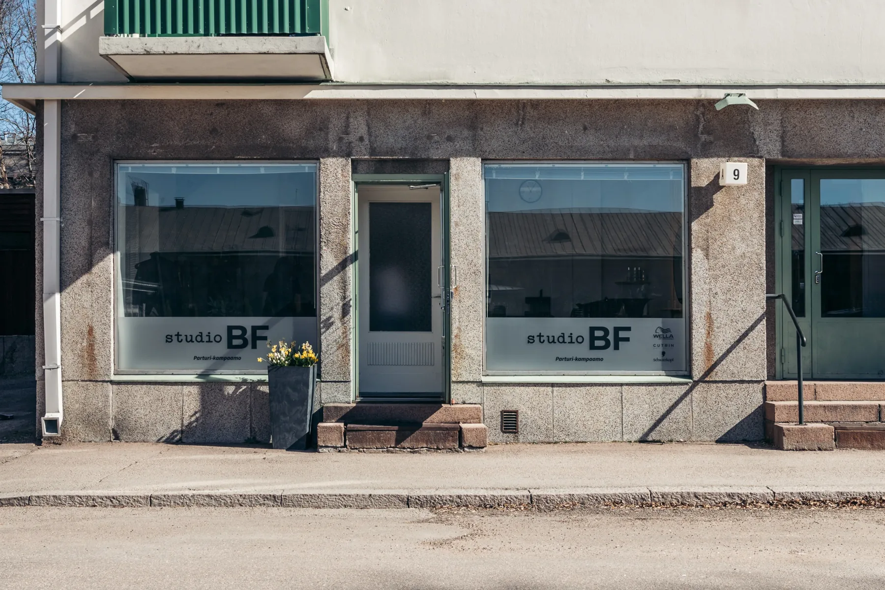 Studio BF:n liiketila kadulta kuvattuna
